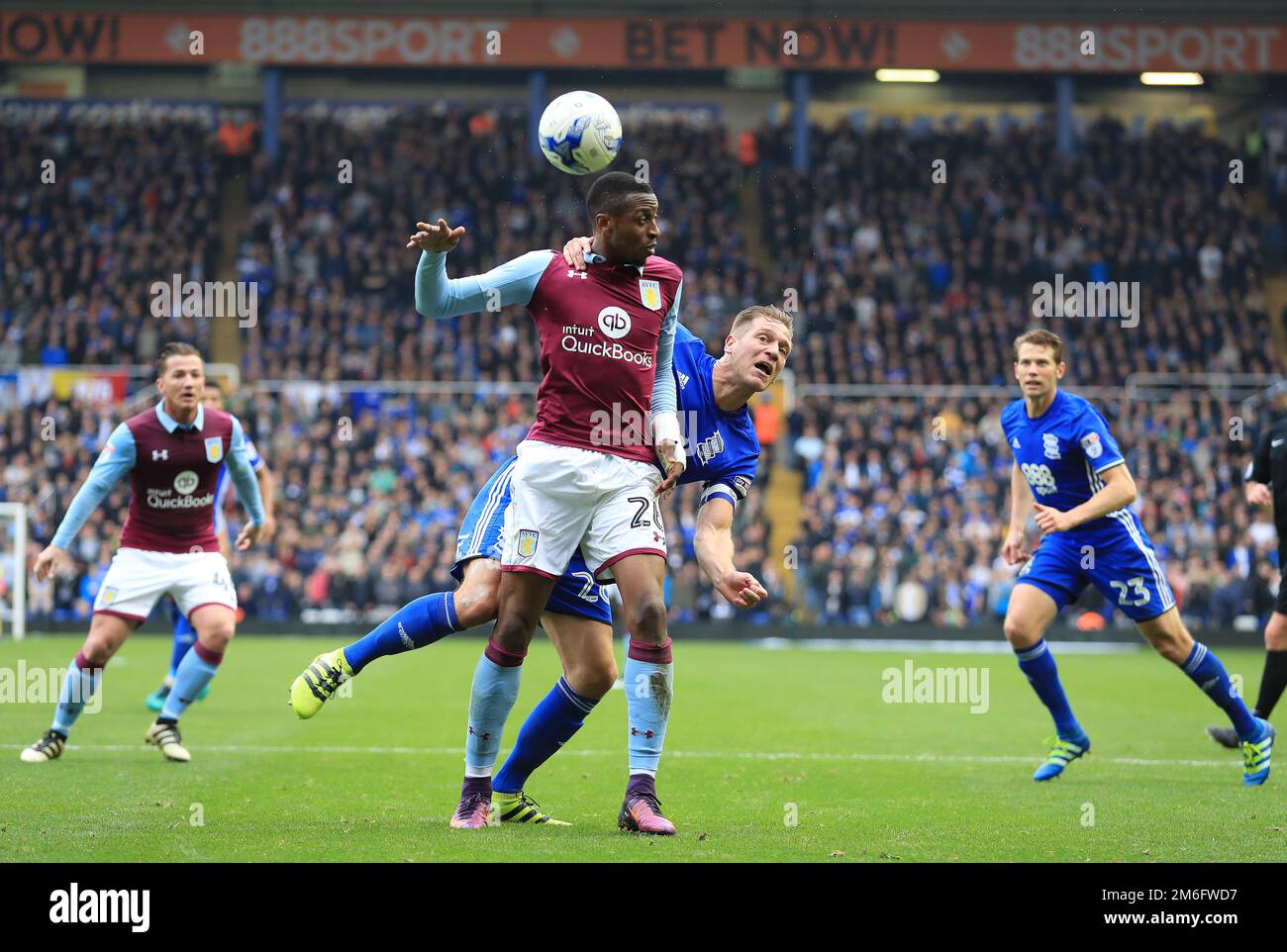 Michael Morrison aus Birmingham City leitet den Ball weg von Jonathan Kodjia aus Aston Villa - Birmingham City gegen Aston Villa, Sky Bet Championship, St Andrew's, Birmingham - 30. Oktober 2016. Stockfoto