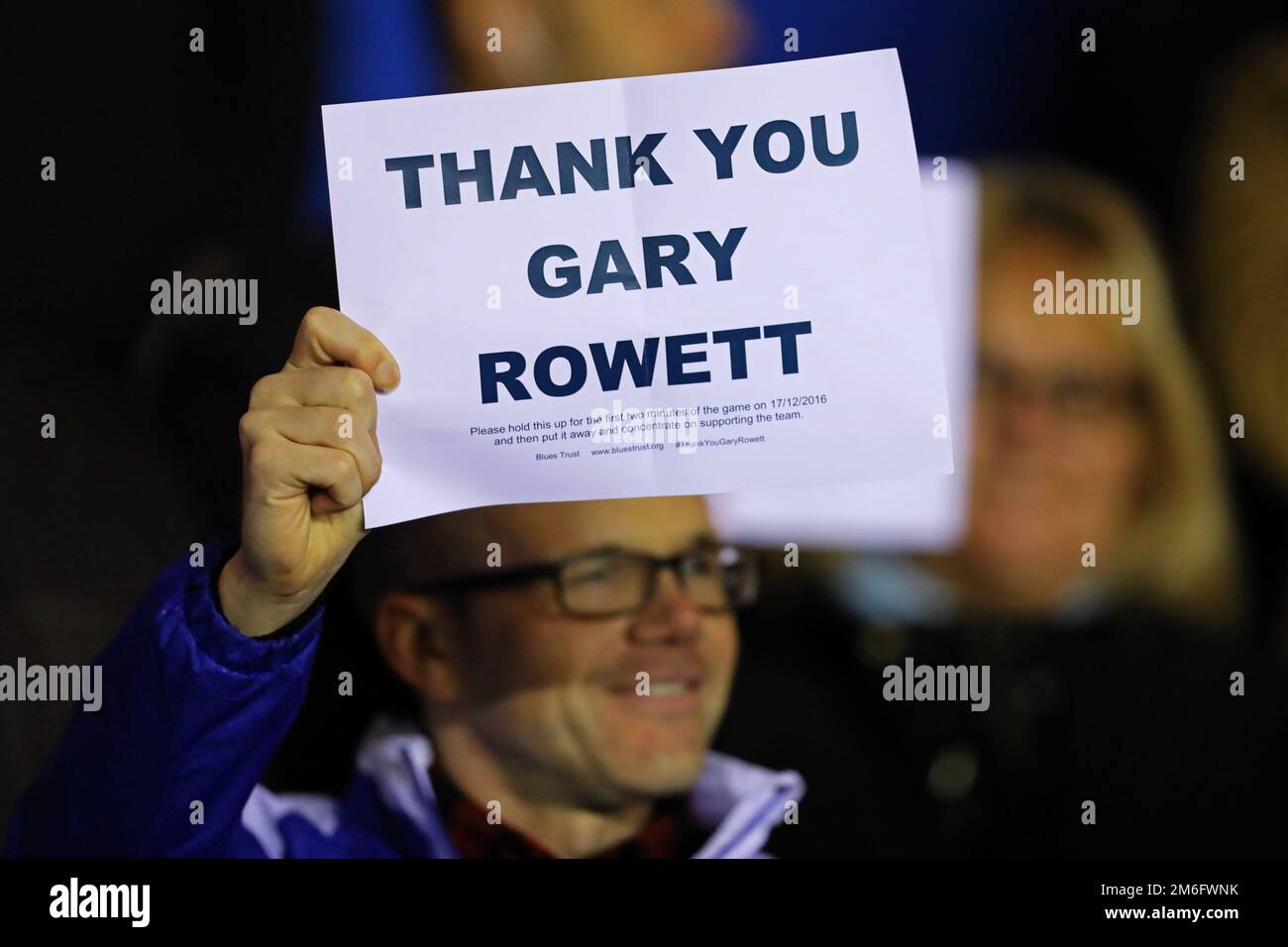 Birmingham City-Fan hält ein Dankesschreiben an den ehemaligen Manager Gary Rowett - Birmingham City gegen Brighton & Hove Albion, Sky Bet Championship, St Andrew's, Birmingham - 17. Dezember 2016. Stockfoto