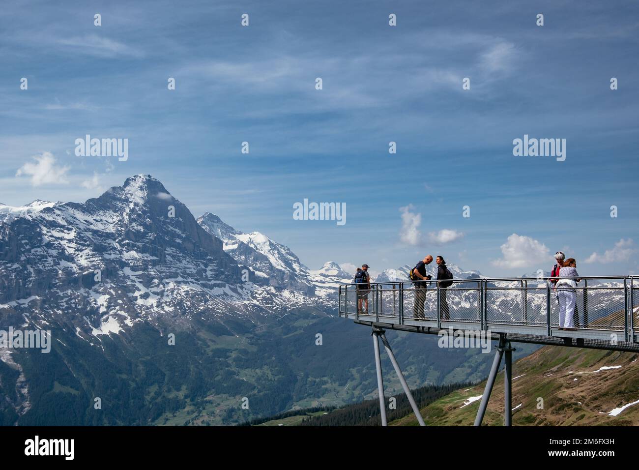 Cliff Walk, eine beliebte Aussichtsplattform auf dem ersten Berg in Grindelwald, mit atemberaubendem Blick auf die Alpen, Schweiz - S. Stockfoto