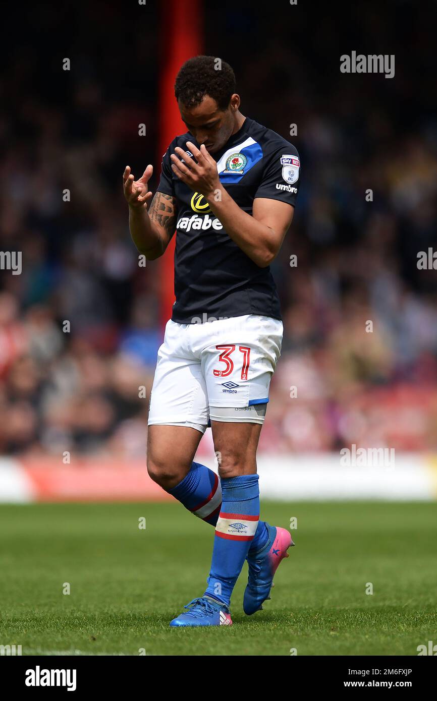 Elliott Bennett von Blackburn Rovers wird nach dem Abtritt von seiner Seite deprimiert – Brentford gegen Blackburn Rovers, Sky Bet Championship, Griffin Park, London – 7. Mai 2017. Stockfoto