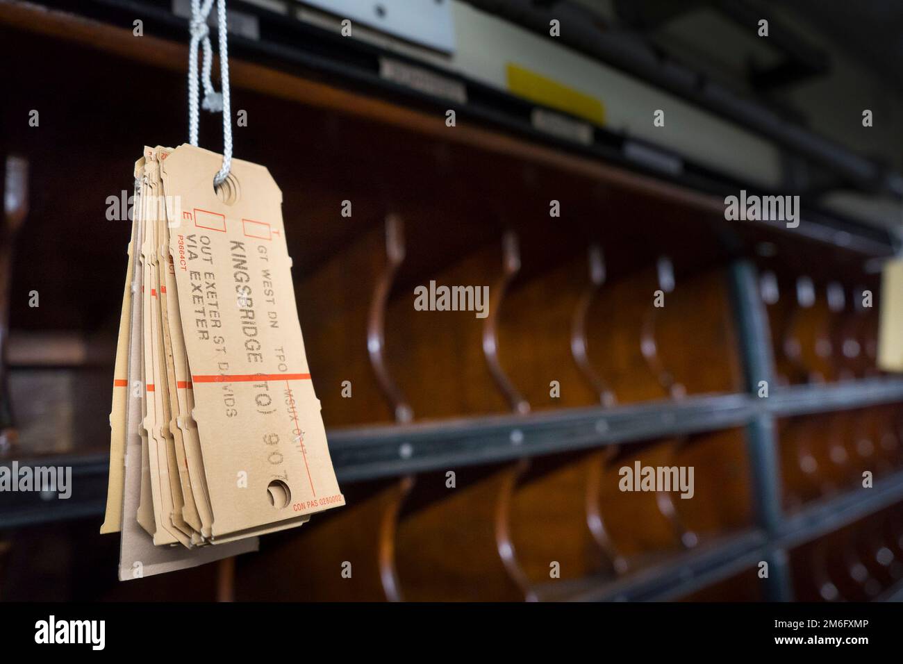 Innenansicht einer Postkutsche in einer alten Dampfeisenbahn mit Briefschlitzen und Anhängern Stockfoto