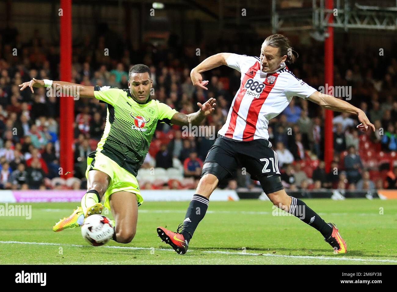 Lasse Vibe von Brentford schießt und trifft 2-0 – Brentford gegen Reading, Sky Bet Championship, Griffin Park, London – 27. September 2016. Stockfoto