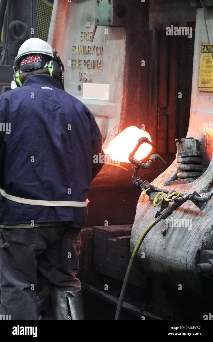 Ein Kunsthandwerker im Rock Island Arsenal Joint Manufacturing and