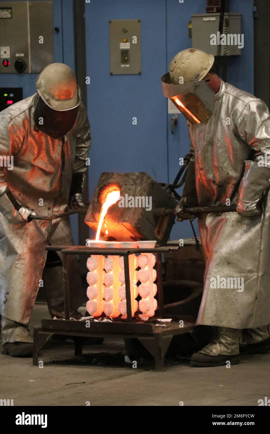 Rock Island Arsenal-Joint Manufacturing and Technology Center Handwerker gießen geschmolzenes Metall in keramische Schalen während einer Demonstration der Gießerei von RIA-JMTC. RIA-JMTC war Gastgeber der USA Army Tank-Automotive and Armaments Command Casting & Forging Summit für Experten und Beamte der Regierung, des Militärs, der Industrie und der Wissenschaft, um zu diskutieren, wie die für die nationale Sicherheit kritischen Fertigungsvorgänge am besten modernisiert und aufrechterhalten werden können. April 27-28. Stockfoto