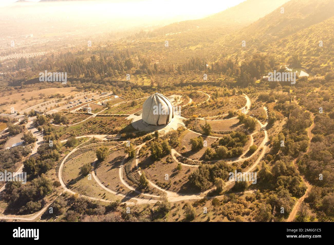 Der Bahai-Tempel und das Panorama von Santiago. Stockfoto