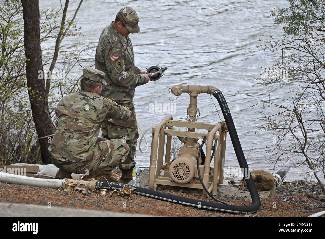 Das TTC DIX 80. CMD aus Fort Dix, NJ, wird während des Trainings zur Wasseraufbereitung am Hannover Lake gezeigt. Militärische Wasseraufbereitungssysteme sind eigenständige, tragbare Wasseraufbereitungsanlagen. Diese Schulung richtet sich an das Verteidigungsministerium und die UN-Streitkräfte in allen aktiven Theatern auf der ganzen Welt. Die Wasseraufbereitung ist notwendig, um verschiedene durch Wasser übertragbare Krankheiten wie Ruhr und Typhus zu verhindern. (Fotos vom Fort Dix [TSC] Training Support Center) Stockfoto