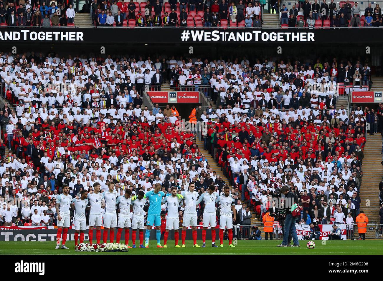 Die englischen Spieler stehen während des Minutenschweigens zusammen, in Bezug auf diejenigen, die dort beim Terrorangriff London Westminster Leben verloren haben - England gegen Litauen, FIFA 2018 Weltmeisterschaft Qualifying Group F, Wembley Stadium, London - 26. März 2017. Stockfoto