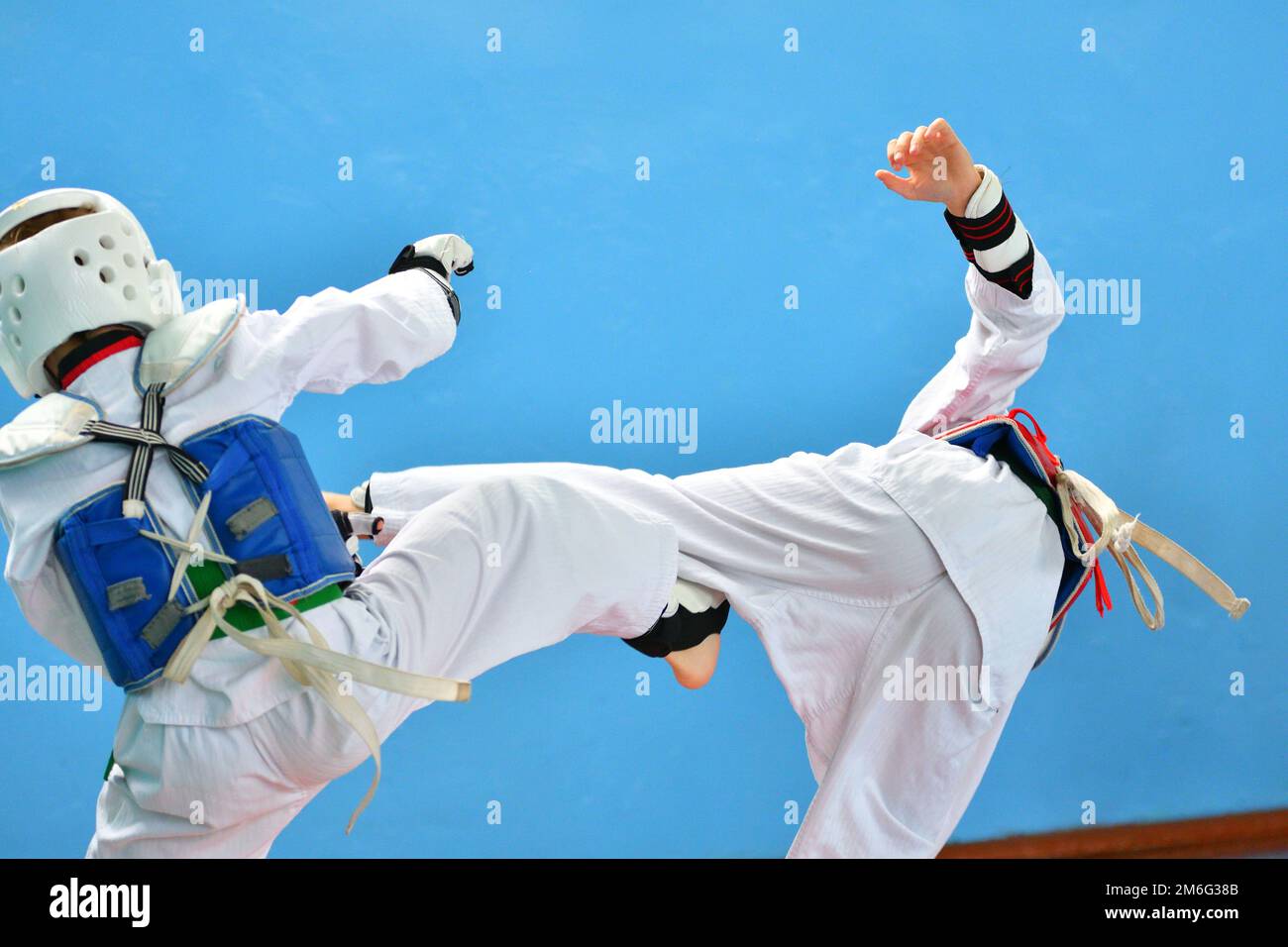 Zwei Jungen treten in der koreanischen Kampfkunst taekwondo â€“ gegeneinander an Stockfoto