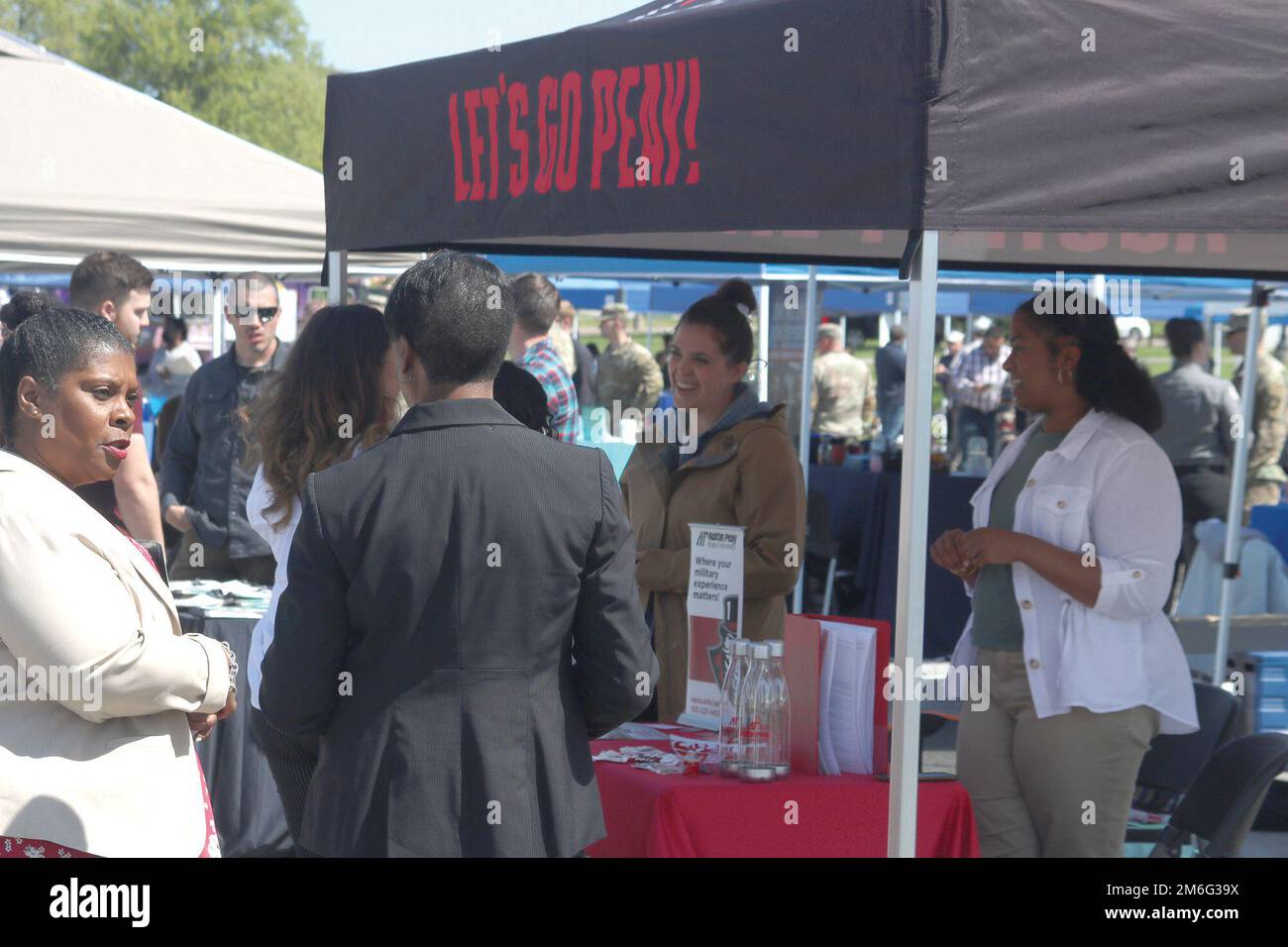 Soldaten, Familien und Gemeindemitglieder erkunden am 27. April auf der dritten jährlich stattfindenden Open-Air-Jobmesse im Fort Campbell Spouse Employment Center Karrierechancen. Die öffentliche Veranstaltung ermöglichte es den Teilnehmern, sich mit 60 lokalen Arbeitgebern auszutauschen, die verschiedene Karrieremöglichkeiten repräsentierten, von staatlichen Stellen bis hin zu Positionen in Bildung, Einzelhandel und Banken. Stockfoto