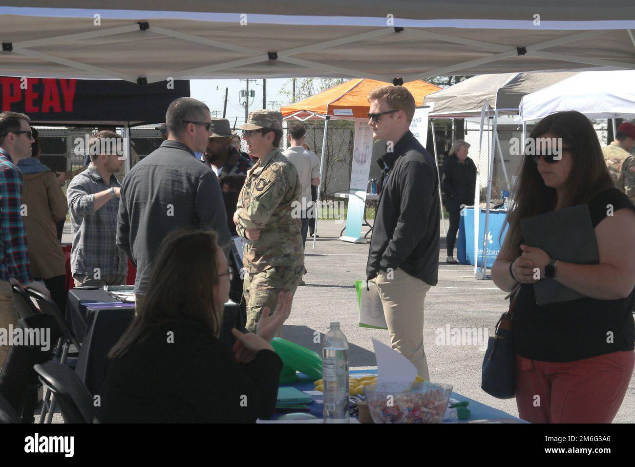 Soldaten, Familien und Gemeindemitglieder erkunden am 27. April auf der dritten jährlich stattfindenden Open-Air-Jobmesse im Fort Campbell Spouse Employment Center Karrierechancen. Die öffentliche Veranstaltung ermöglichte es den Teilnehmern, sich mit 60 lokalen Arbeitgebern auszutauschen, die verschiedene Karrieremöglichkeiten repräsentierten, von staatlichen Stellen bis hin zu Positionen in Bildung, Einzelhandel und Banken. Stockfoto