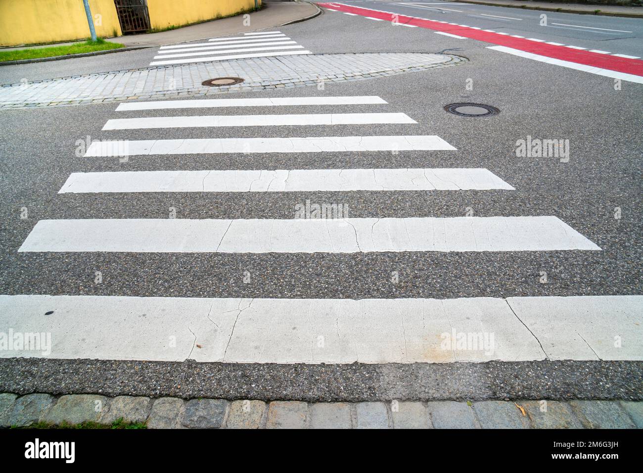 Überqueren Sie eine Straße in Landsberg am Lech Stockfoto