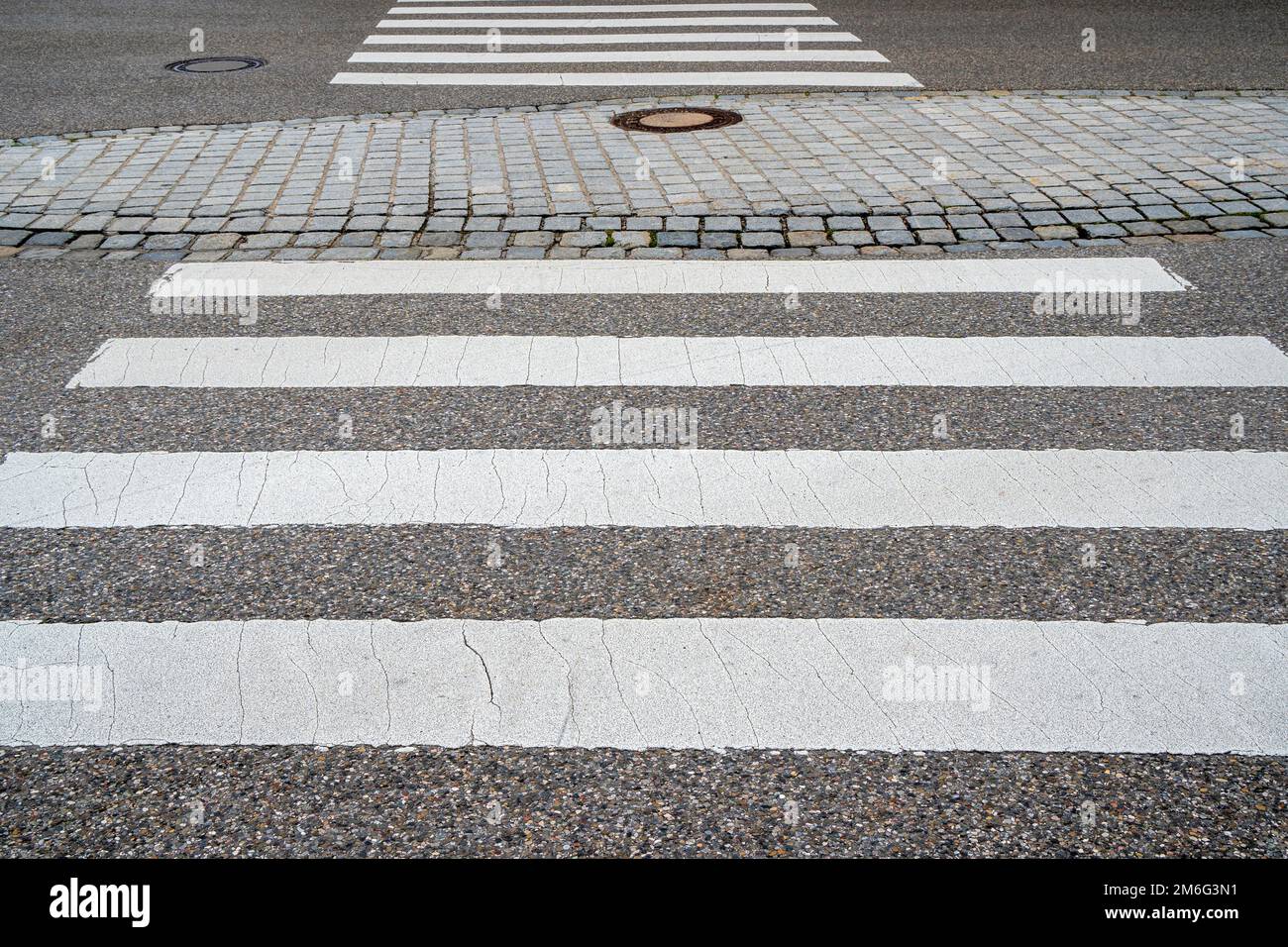 Überqueren Sie eine Straße in Landsberg am Lech Stockfoto