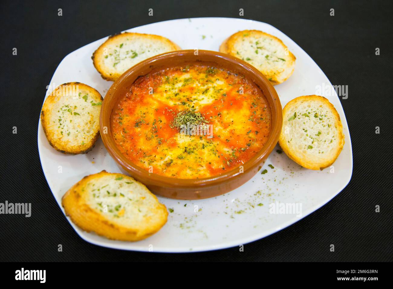 Gegrilltes Provolon. Provolone ist ein italienischer Käse. Es handelt sich um einen gereiften Pasta-Filata-Käse mit Ursprung in Kampanien in der Nähe des Vesuvs; Stockfoto