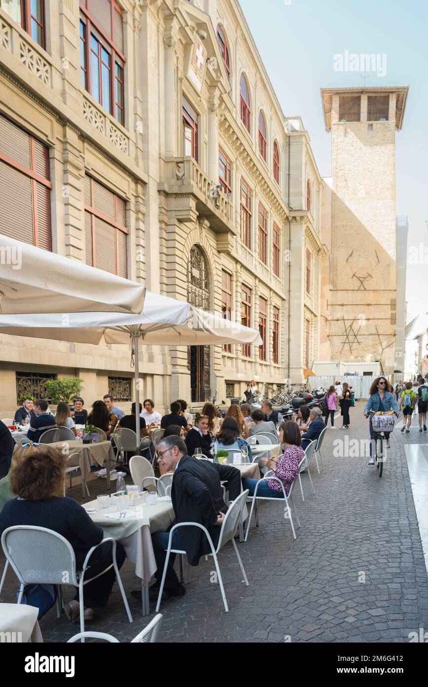 Street Restaurant Italy, im Sommer Blick auf die Gäste, die an den Tischen in der Via Guglielmo Oberdan in der Stadt Padua Italien sitzen Stockfoto