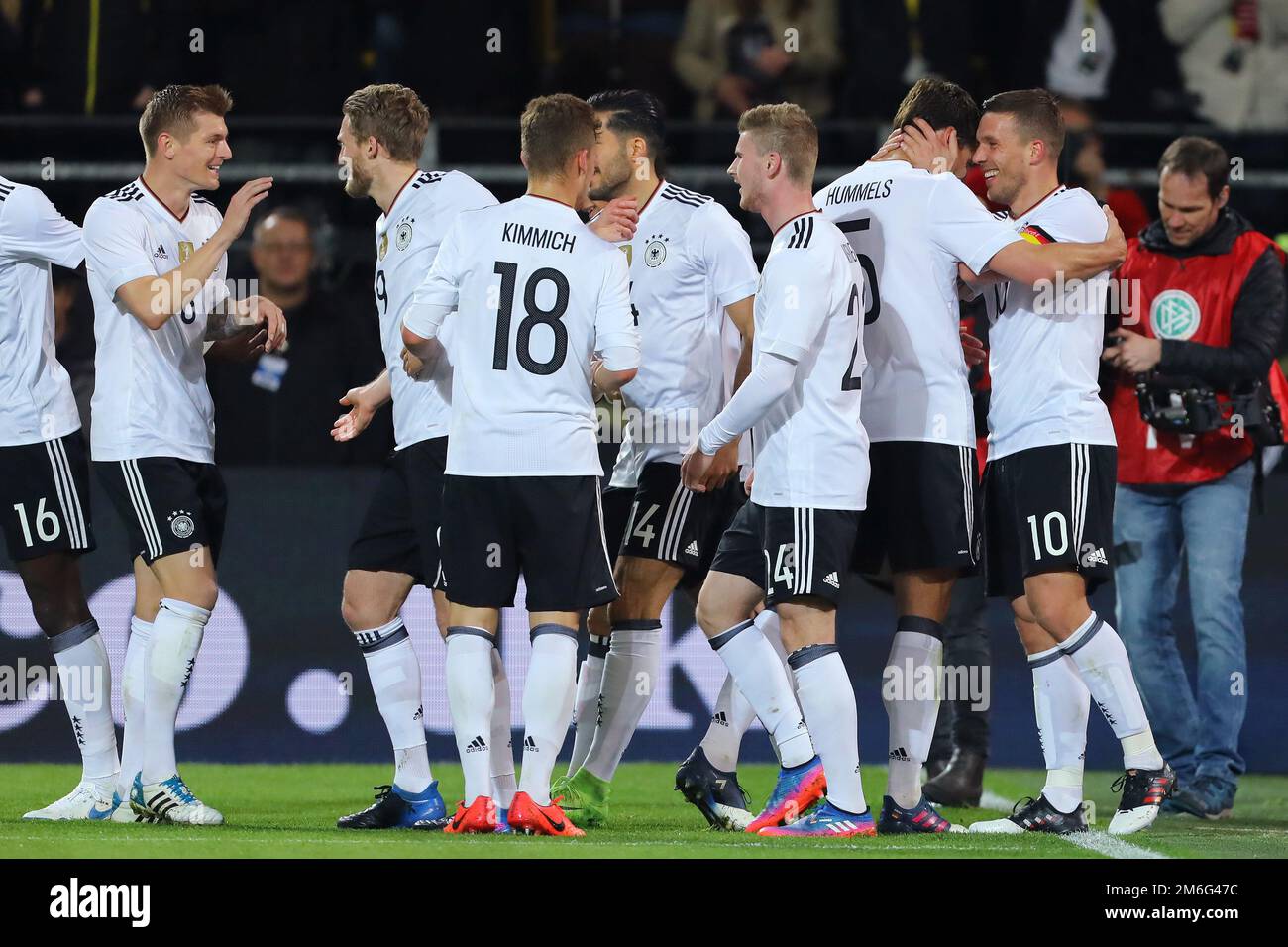 Lukas Podolski (rechts) aus Deutschland feiert nach dem Eröffnungstor und macht es zum 1-0. – Deutschland gegen England, International Friendly, Signal Iduna Park, Dortmund – 22. März 2017. Stockfoto