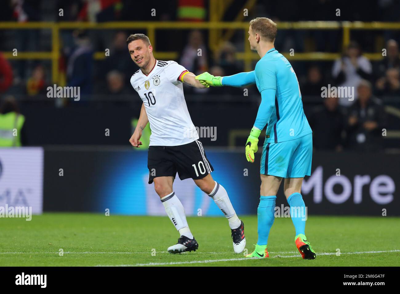 Lukas Podolski aus Deutschland wird von Joe Hart aus England nach dem Eröffnungstor gratuliert, das es zum 1-0. Mal geschafft hat – Deutschland gegen England, International Friendly, Signal Iduna Park, Dortmund – 22. März 2017. Stockfoto