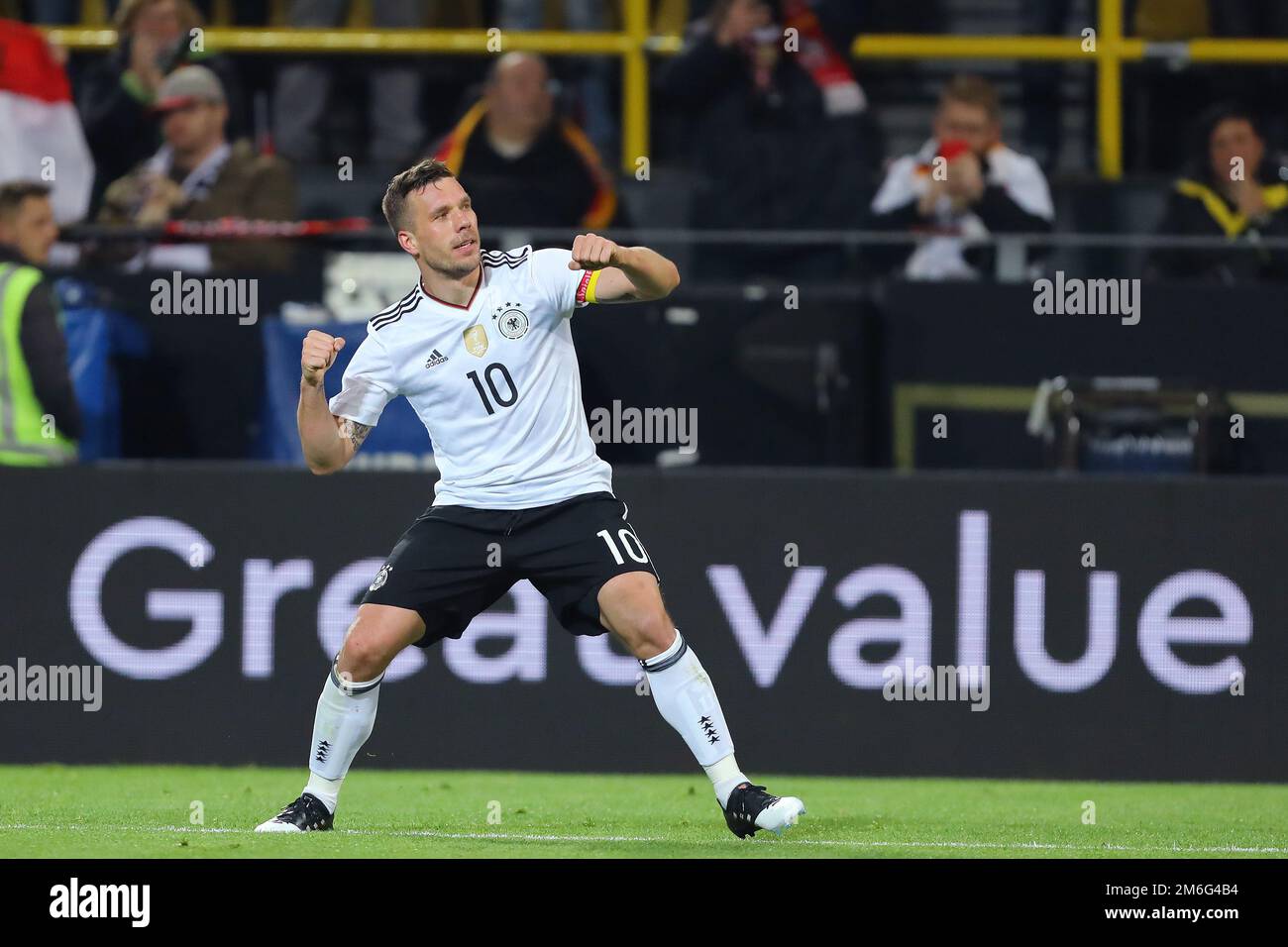 Lukas Podolski aus Deutschland feiert nach dem Eröffnungstor und macht es zum 1-0. – Deutschland gegen England, International Friendly, Signal Iduna Park, Dortmund – 22. März 2017. Stockfoto