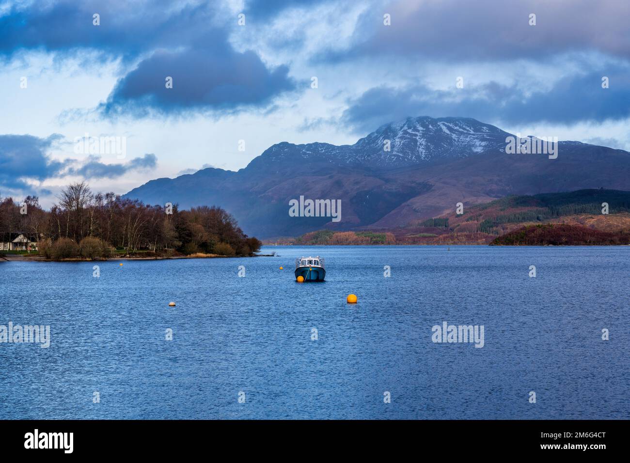 Blick auf Ben Lomond vom Luss Pier auf Loch Lomond in Schottland, Großbritannien Stockfoto