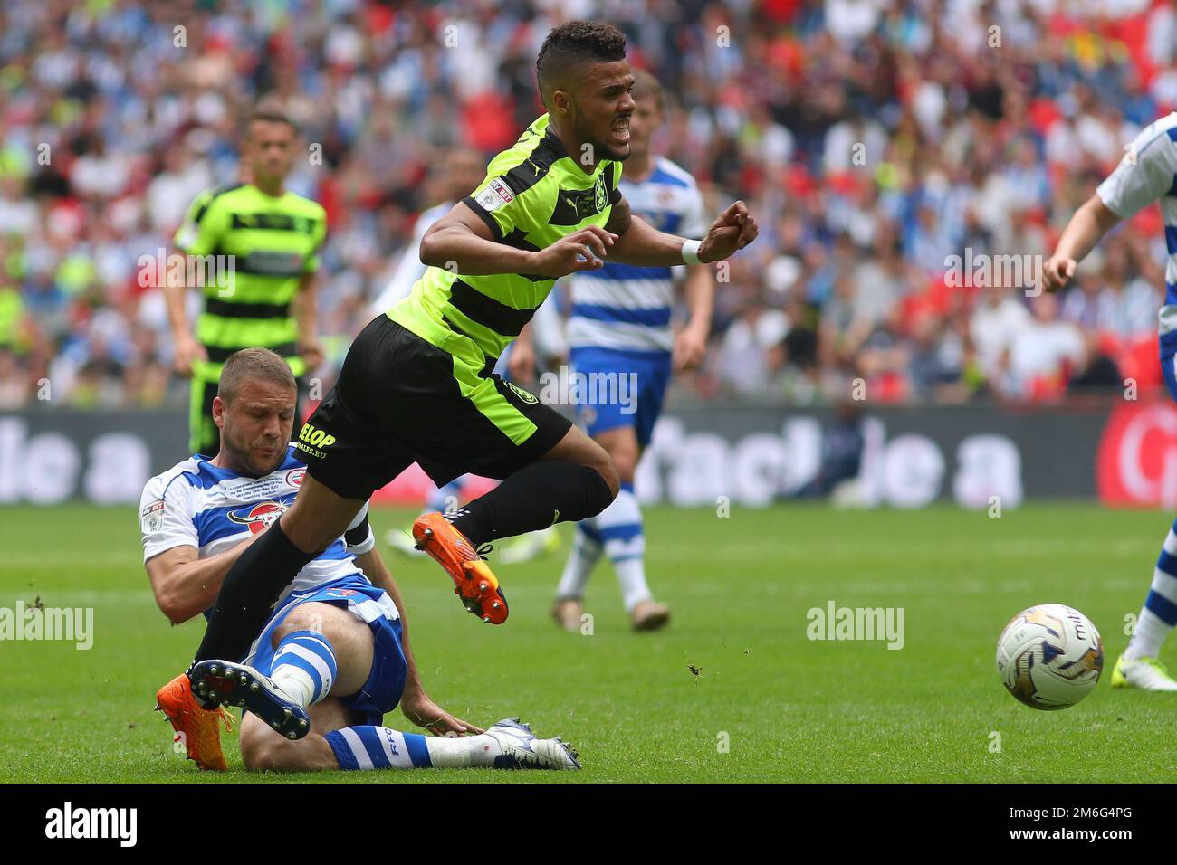 Joey van den Berg von Reading Fouls Elias Kachunga von Huddersfield Town - Huddersfield Town V Reading, Sky Bet Championship Play-Off Final, Wembley Stadium, London - 29. Mai 2017. Stockfoto