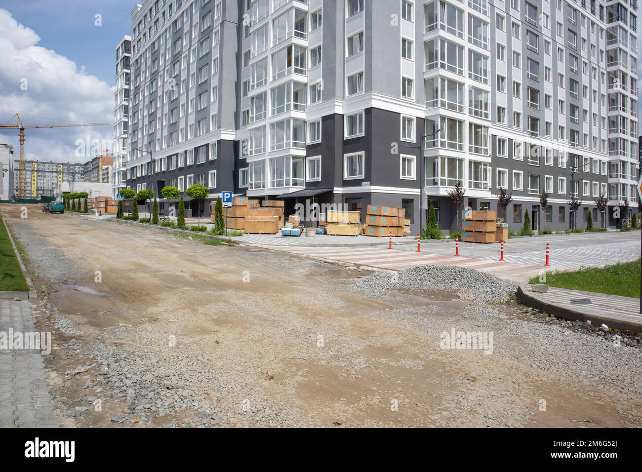 Europäischer moderner Wohnkomplex. Neues Apartmentgebäude, neues Gebäude. Neuer Block moderner Apartments mit Balkonen. Konstr Stockfoto