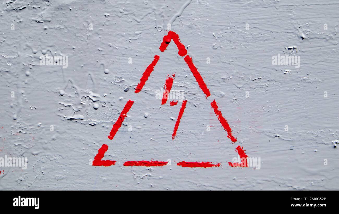 Rotes Warnschild mit Blitz in einem Dreieck auf einer grau lackierten Metall-Anschlussdose. Stockfoto