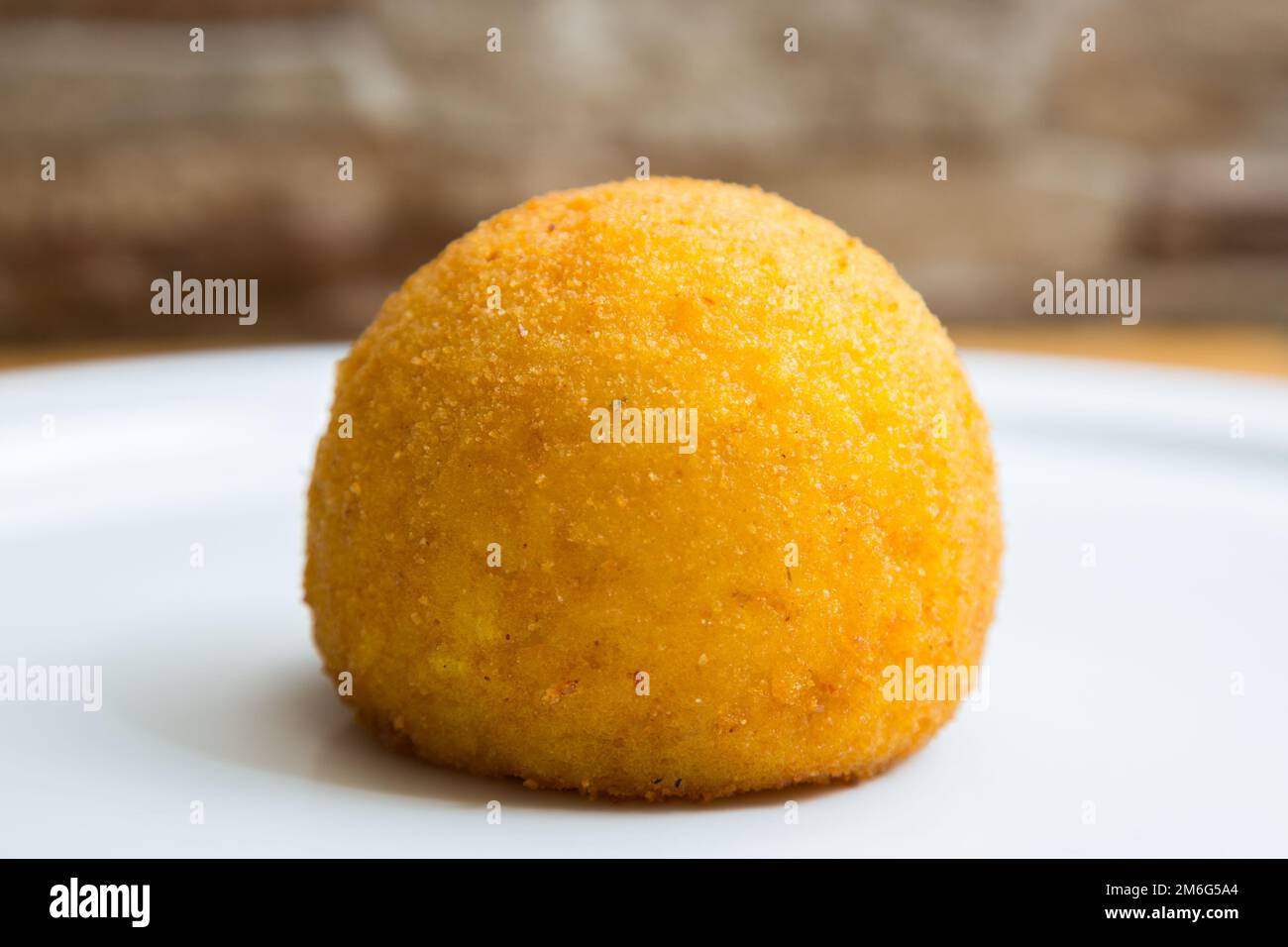Arancini sind eine Spezialität der sizilianischen Küche. Es gibt ... Arancini sind eine Spezialität der sizilianischen Küche. Es gibt ...