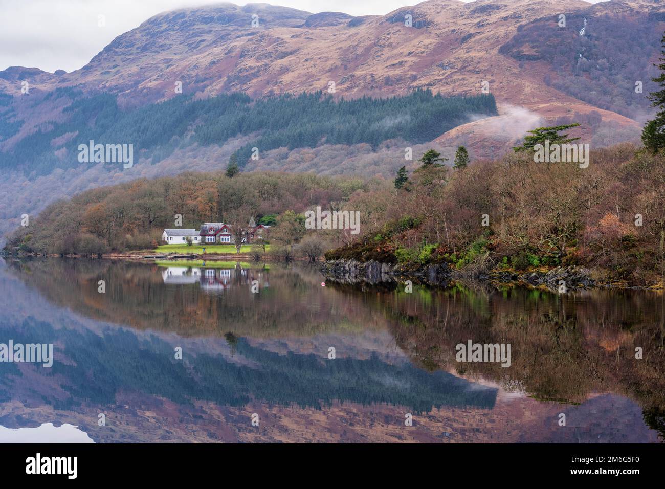 Winterreflexionen im ruhigen Wasser am östlichen Ufer von Loch Lomond in Rowardennan in Schottland, Großbritannien Stockfoto