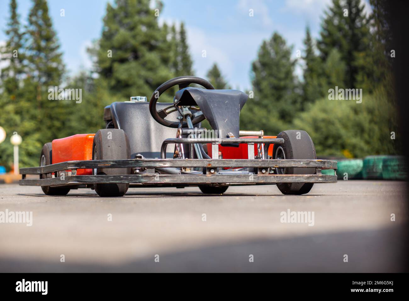 Ein Gokart-Auto steht auf der Autobahn und wartet auf den Fahrer Stockfoto