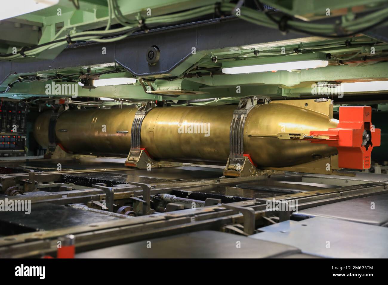 APRA-HAFEN, Guam - Eine Grubenhandhabungsform auf dem schnell angreifenden U-Boot USS Annapolis der Klasse Los Angeles (SSN 760), April 28. Annapolis wird Seeoperationen im US-Flottengebiet 7. durchführen, um einen sicheren und offenen Indo-Pacific zu erhalten. Stockfoto