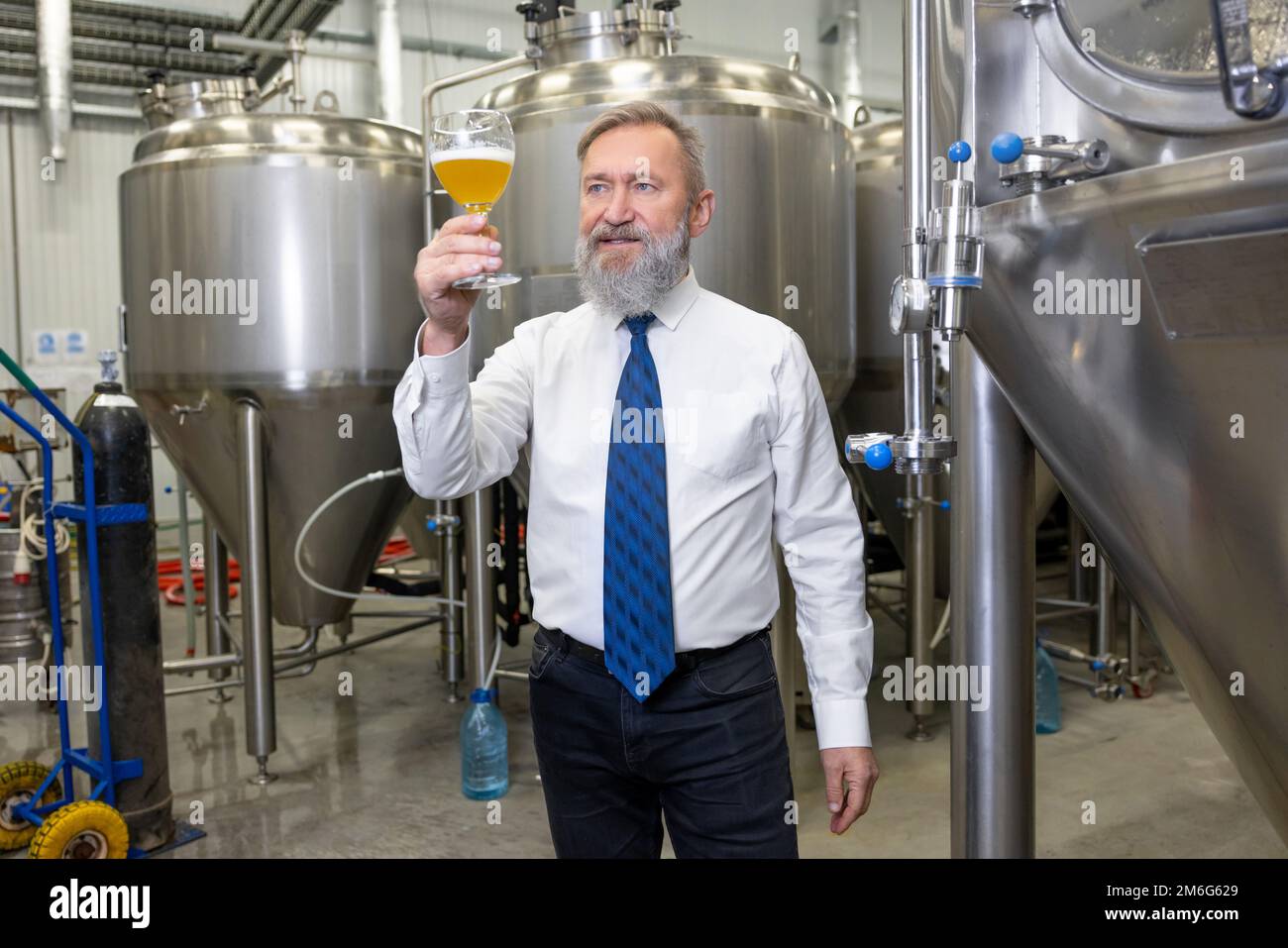 Brauer probiert ein Getränk in einer Bierfabrik Stockfoto