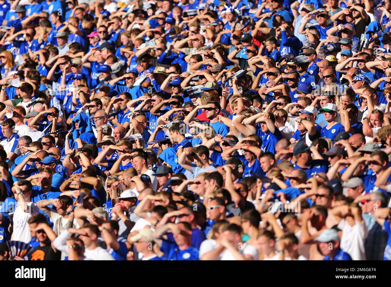 Leicester City Fans schützen ihre Augen vor der Sonne - Leicester City gegen Manchester United, FA Community Shield, Wembley Stadium, London - 7. August 2016 Stockfoto