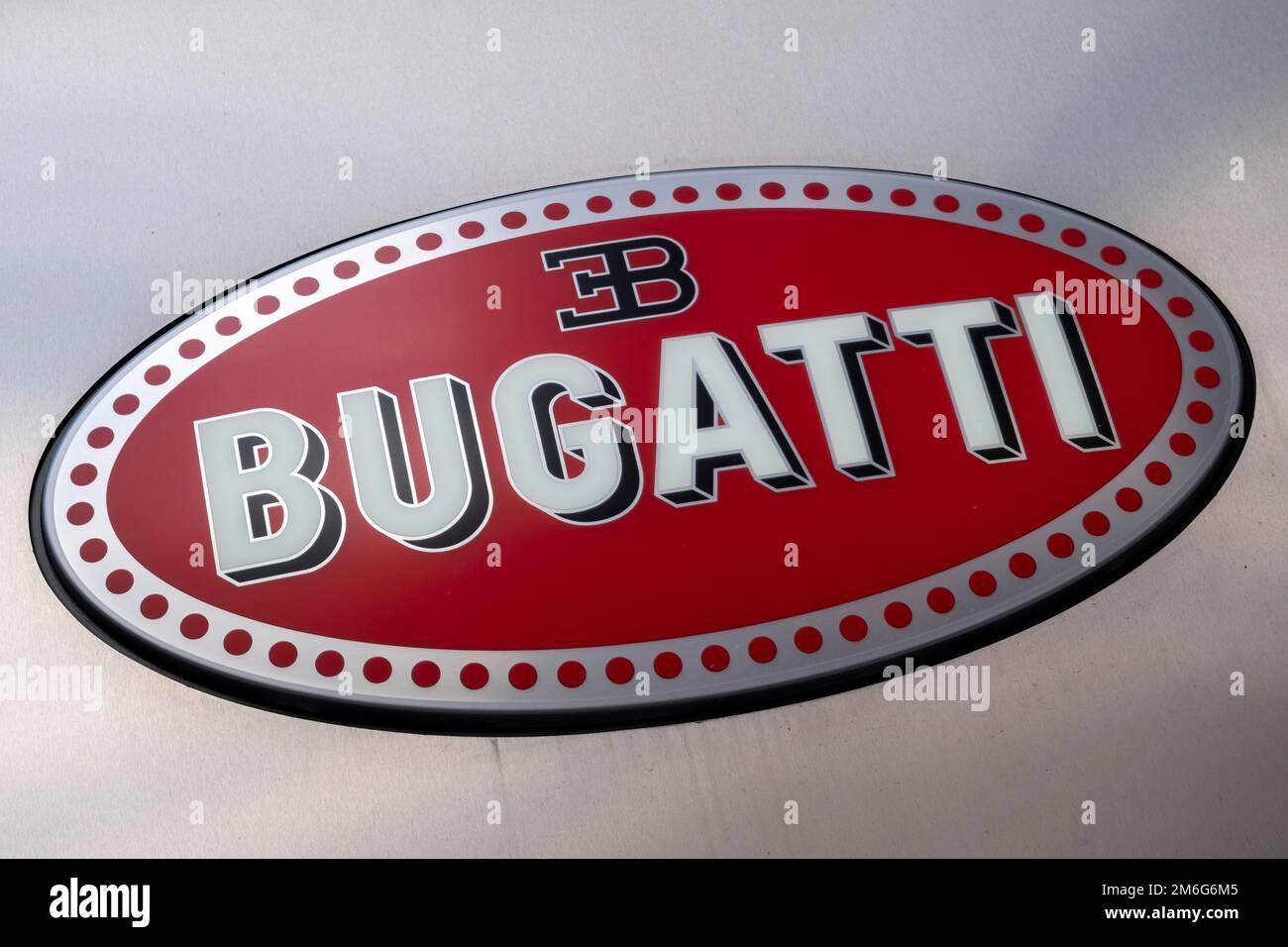 Am 2. Dezember 2022 in London, Großbritannien, unterschreiben Sie für den Ausstellungsraum des Bugatti-Autos im exklusiven Bereich von Mayfair. Traditionell wohlhabende Teile von West London haben sich zu neuen wohlhabenden Spielplätzen der Superreichen entwickelt, mit Zuströmen von ausländischem Geld, insbesondere aus dem Nahen Osten, Russland und China. Laut einer aktuellen Studie einer führenden Immobilienagentur, die sich auf hochwertige Immobilien spezialisiert hat, sind in der britischen Hauptstadt mehr Menschen mit hohem Nettowert und ultrahohem Nettowert als in jeder anderen Stadt der Welt zu Hause. Stockfoto