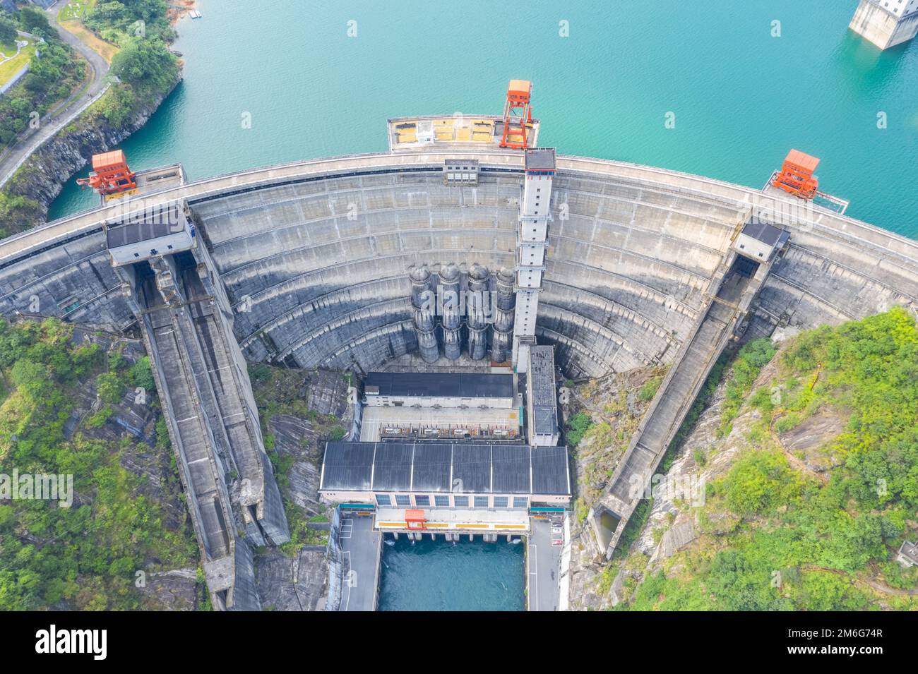 Nahaufnahme des Staudamms in einem Wasserkraftwerk Stockfoto