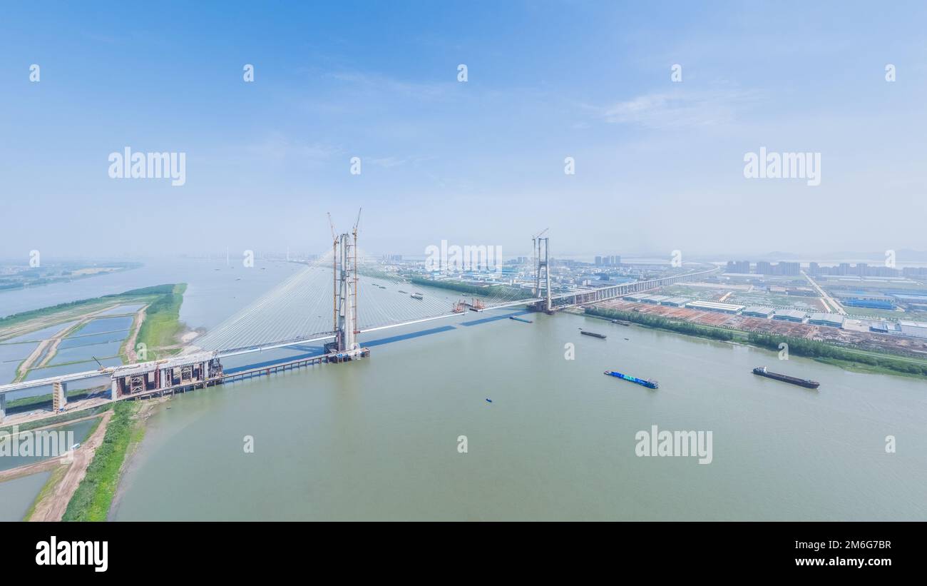 Am Yangtze-Fluss wird eine Brücke mit Kabelhalterungen gebaut Stockfoto