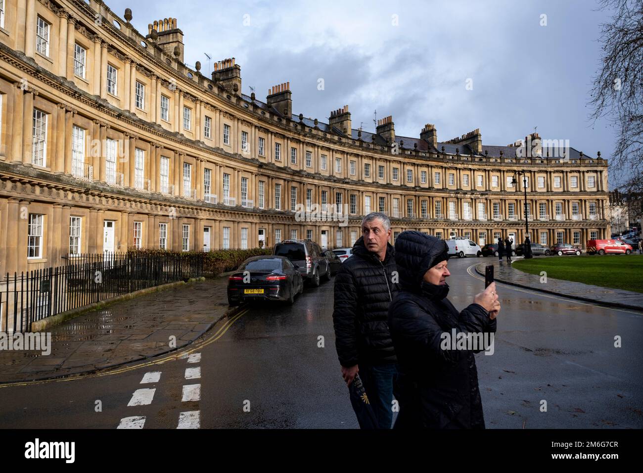 Der Zirkus am 29. Dezember 2022 in Bath, Vereinigtes Königreich. Der Circus ist ein historischer Ring von denkmalgeschützten Stadthäusern, entworfen vom Architekten John Wood, The Elder. Es wurde zwischen 1754 und 1769 erbaut und gilt als ein wichtiges Beispiel der britisch-georgianischen Architektur. Bath ist eine Stadt in der Grafschaft Somerset, bekannt für und benannt nach ihren römischen Bädern und georgianische Architektur aus dem lokalen honigfarbenen Bath Stone. Die Stadt wurde 1987 zum Weltkulturerbe und 2021 zum transnationalen Weltkulturerbe, das als „große Kurorte Europas“ bekannt ist, hinzugefügt. Stockfoto