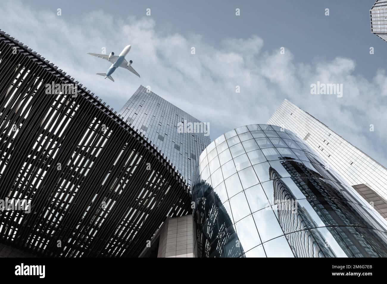 Modernes Gebäude mit Flugzeug vor blauem Himmel Stockfoto Modernes Gebäude mit Flugzeug vor blauem Himmel Stockfoto