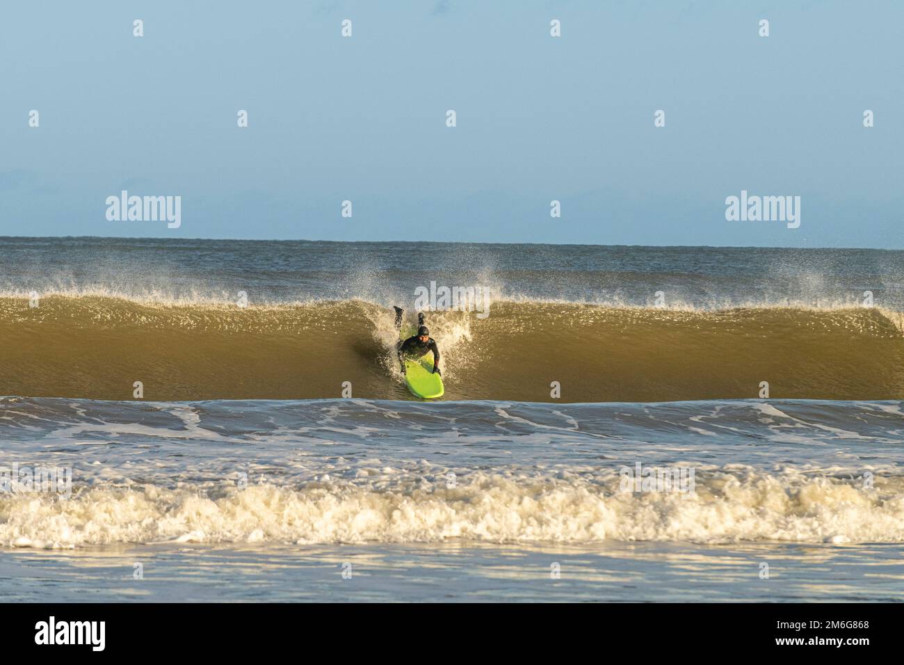 Surfer, Cayton Bay, North Yorkshire, Großbritannien Stockfoto