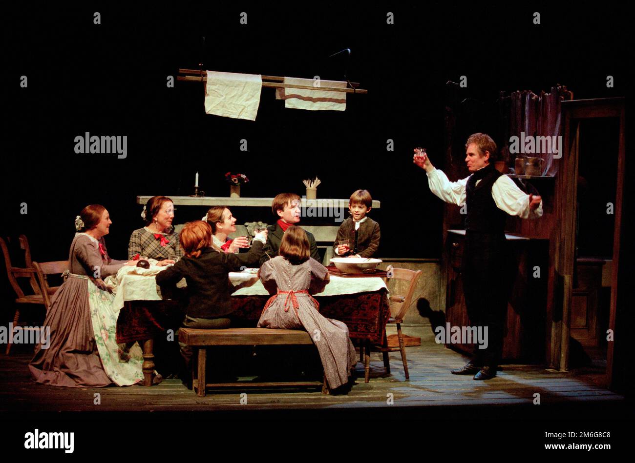 Das Cratchit-Weihnachtsessen, l-r: Polly James (Mrs. Cratchit), Sara Weymouth (Martha), Vicky Blake (Belinda), Roger Moss (Peter), Jonathan Bailey (Tiny Tim), Paul Greenwood (Bob Cratchit) in A CHRISTMAS CAROL von Charles Dickens von der Royal Shakespeare Company (RSC), Barbican Theatre, Barbican Centre, John Morbican, London EC2 07/12/1995: John Gunter Kostüme: Deirdre Clancy Beleuchtung: Nigel Levings Choreographie: Lindsay Dolan Regisseur: Ian Richter Stockfoto