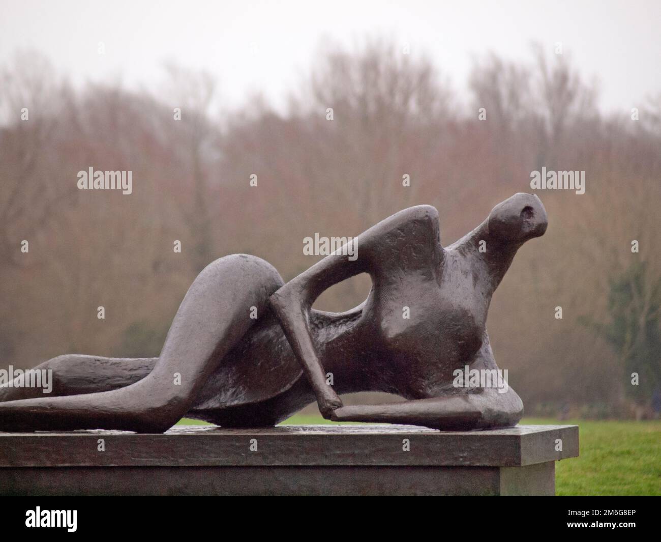 Eine Bronze aus Henry Moore im Skulpturenpark der UEA Stockfoto