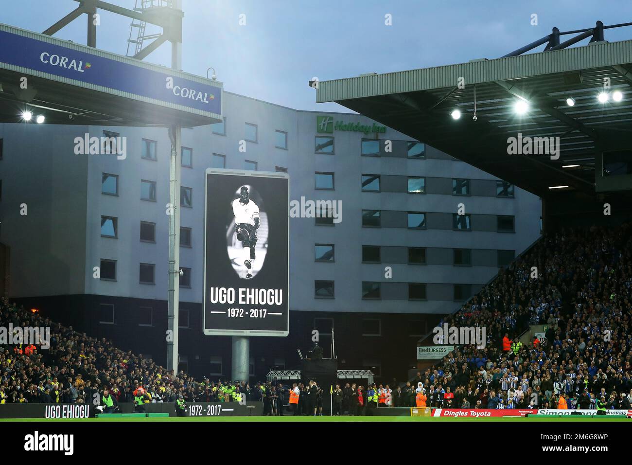 Hommage an Ugo Ehiogu vor dem Anpfiff, der während des Minutenapplause auf der Großleinwand gezeigt wurde - Norwich City gegen Brighton & Hove Albion, Sky Bet Championship, Carrow Road, Norwich - 21. April 2017. Stockfoto