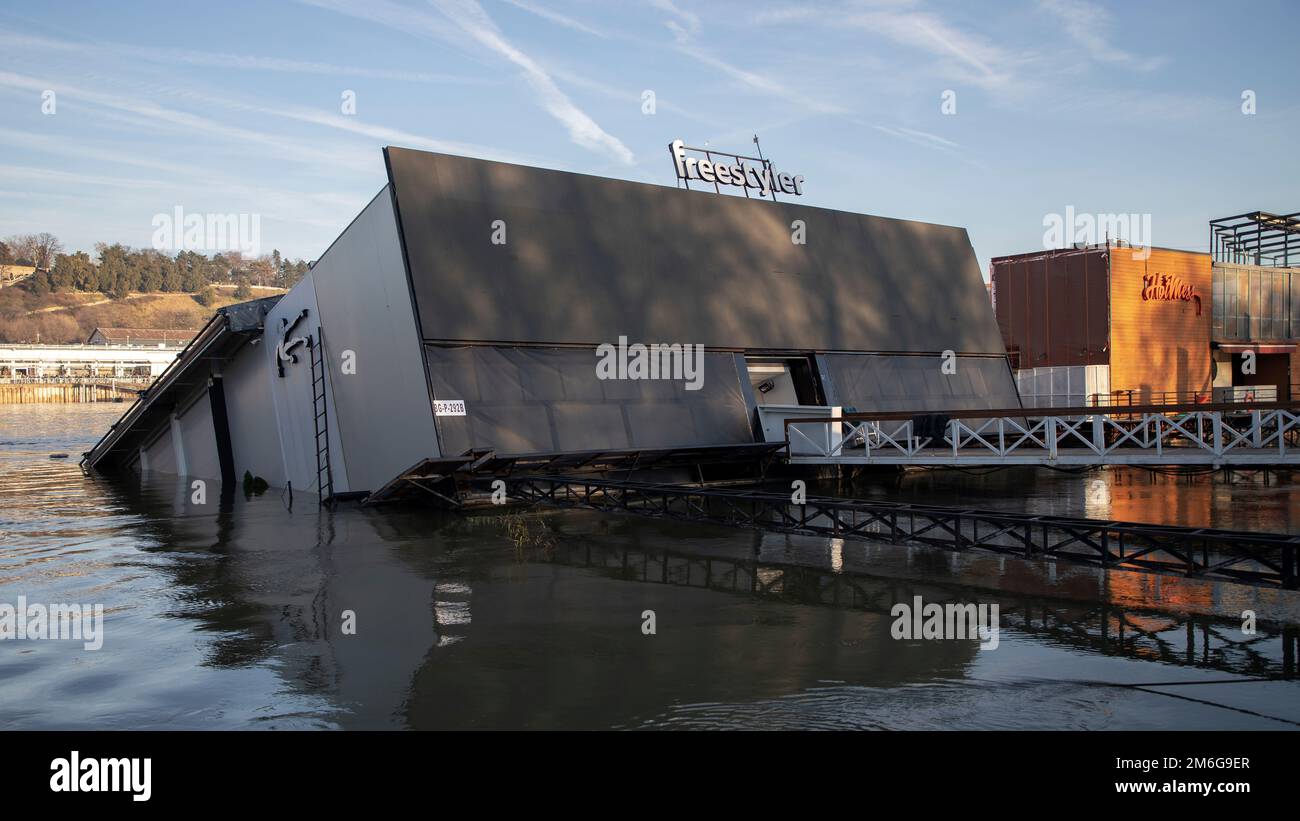 Belgrad, Serbien, 01. Januar 2023: Freestyler, ein schwimmender Club an der Sava, teilweise gesunken aufgrund einer überfüllten Silvesterparty Stockfoto