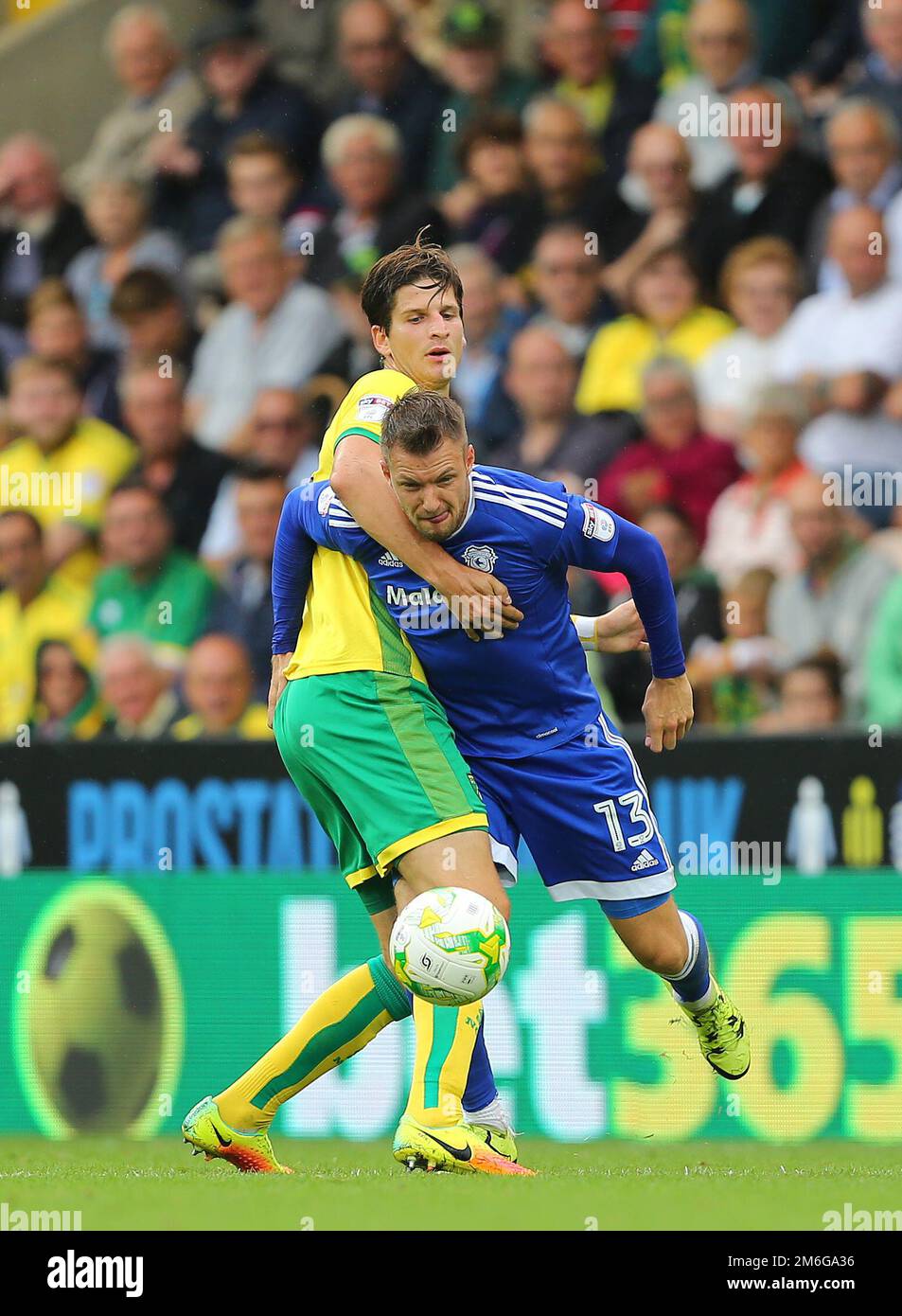 Timm Klose aus Norwich City und Anthony Pilkington aus Cardiff City kämpfen um den Ball - Norwich City gegen Cardiff City, Sky Bet Championship, Carrow Road, Norwich - 10. September 2016. Stockfoto