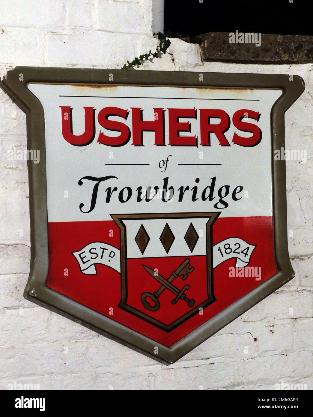 Schild „Saaldiener von Trowbridge Brewers“, Est 1824 Stockfoto