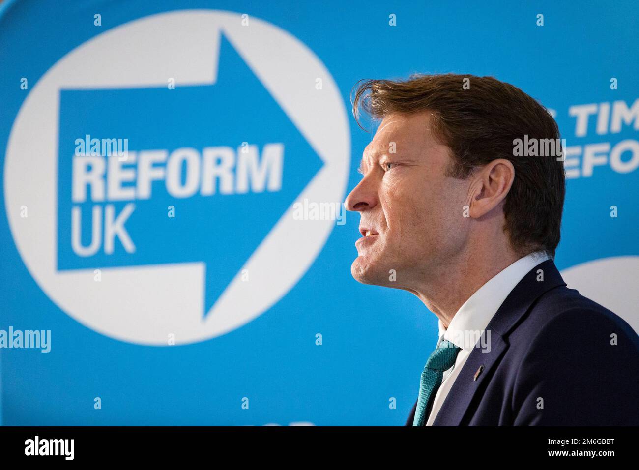 London, Vereinigtes Königreich 04/01/23. Richard Tice, Leiter der britischen Reform, stellt den Tories 2023 auf einer Pressekonferenz im Conrad Hote eine Herausforderung vor Stockfoto