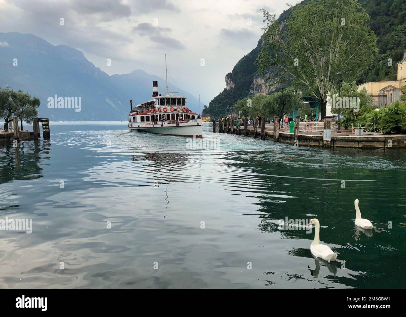 Alte Gebäude im Hafen des riva del garda Sees Stockfoto