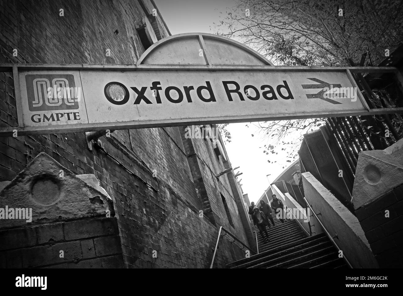 BW-Bild des Eingangs des britischen Bahnhofs Oxford Road GMPTE, Manchester, England, UK, M1 6FU Stockfoto