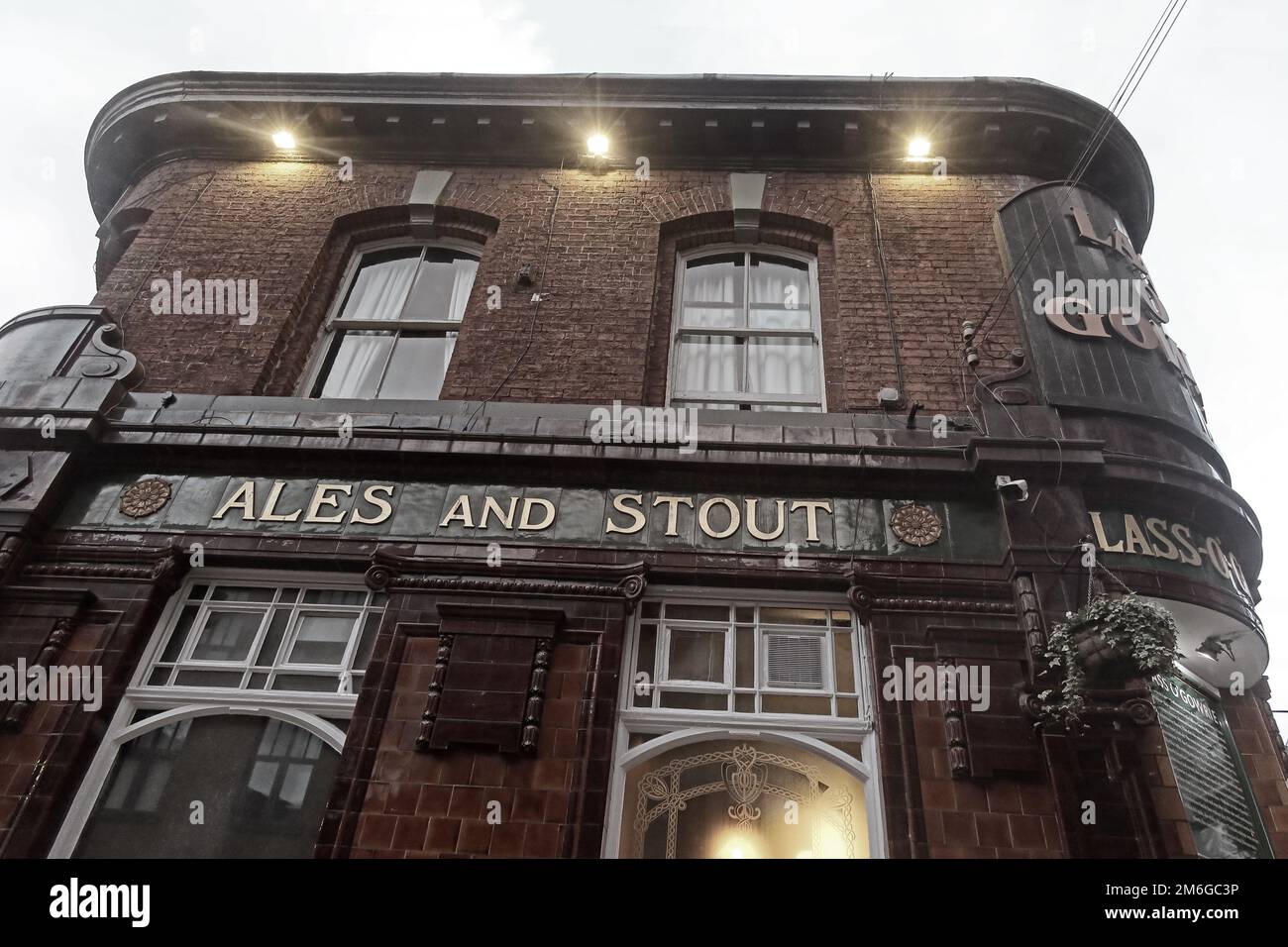 Ales und Stout Fliesen auf der Seite des Lass o'Gowie Pub, 36 Charles St, Manchester, England, Großbritannien, M1 7DB Stockfoto