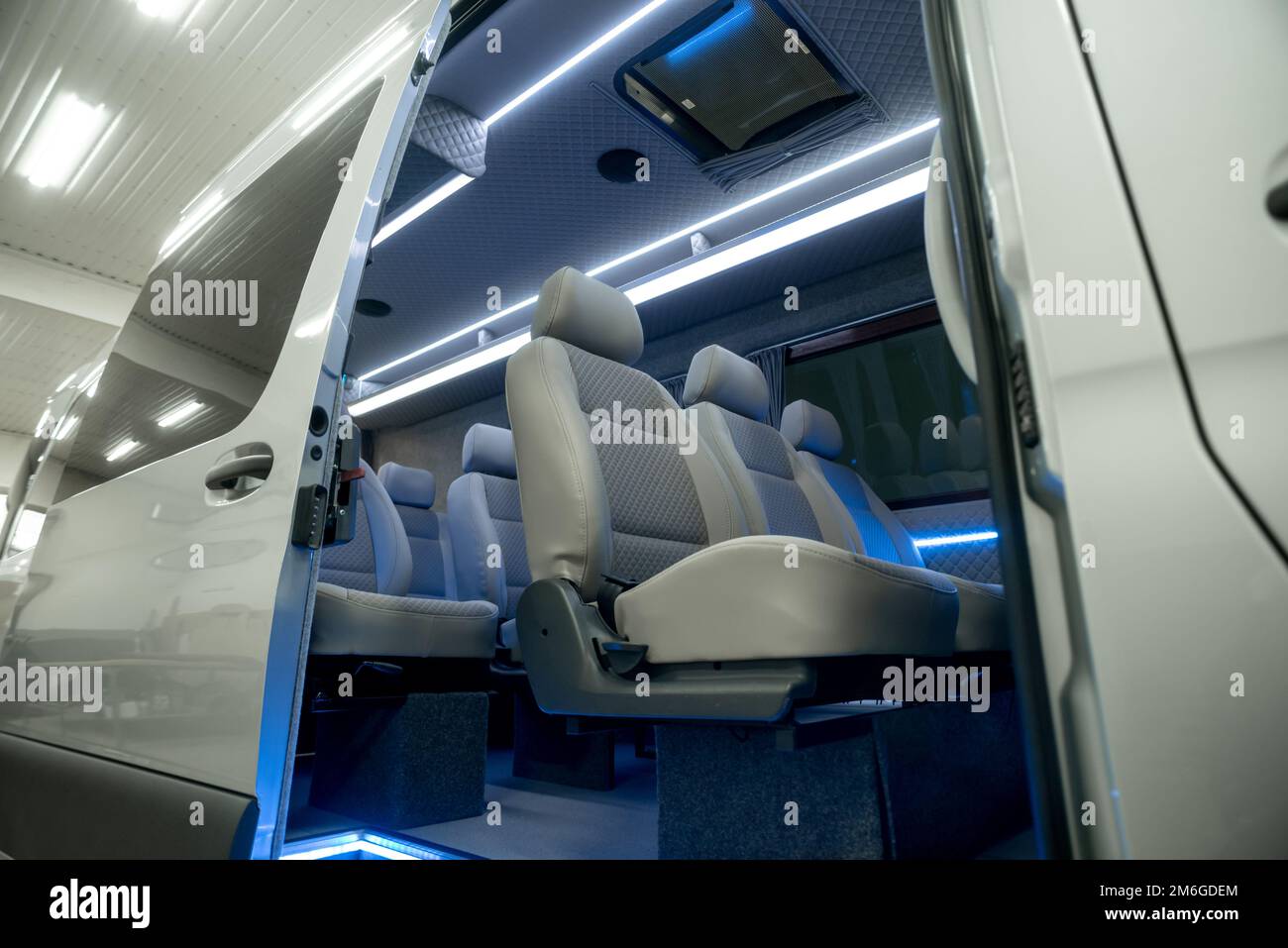 Komfortables Interieur für Personenbusse mit gepolsterten Sitzen; individueller Transfer für eine Gruppe von Personen; Umbau des Innenraums eines Lkws; Stockfoto