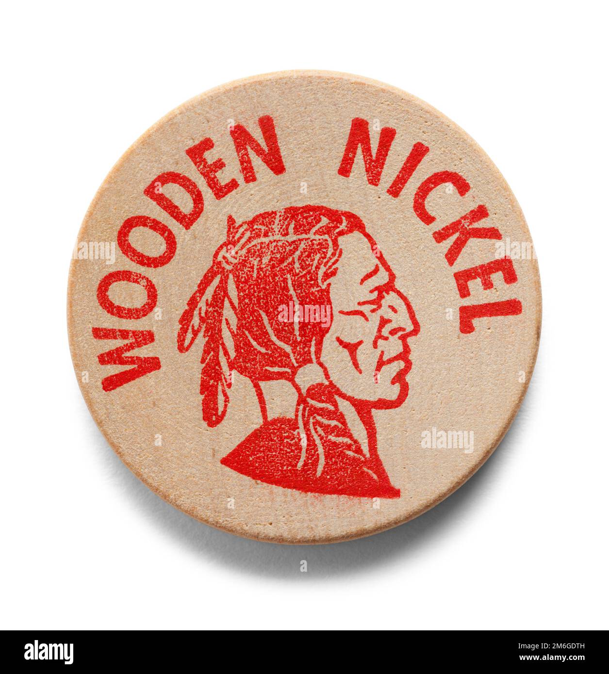 Holz-Nickel-Münze mit Indianerkopf auf Weiß ausgeschnitten. Stockfoto