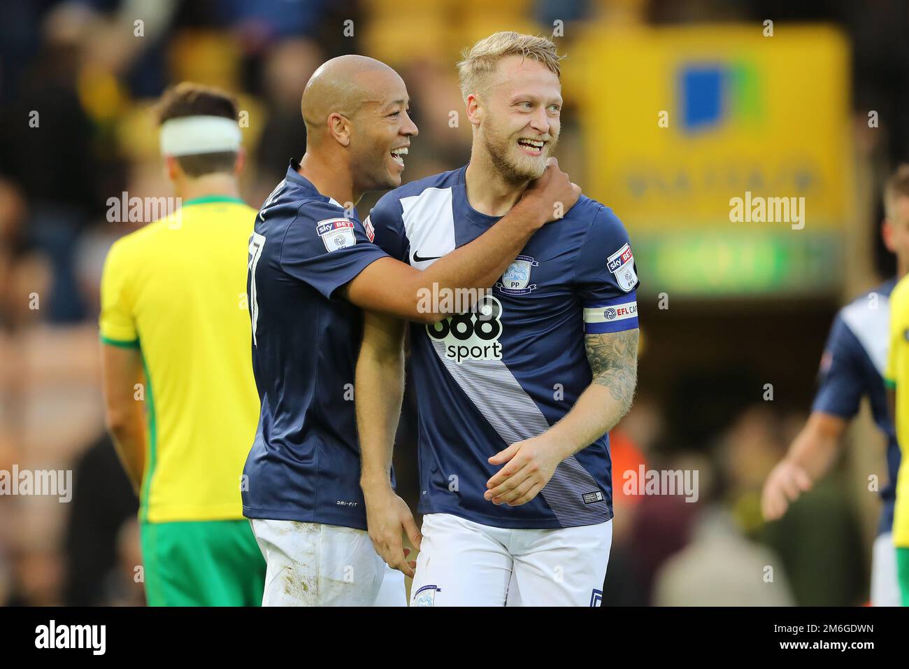 Alex John-Baptiste (links) von Preston North End feiert mit Teamkollegen Tom Clarke, nachdem sein Tor das Spiel gegen Norwich City 0-1 gewann – Norwich City gegen Preston North End, Sky Bet Championship, Carrow Road, Norwich – 22. Oktober 2016. Stockfoto